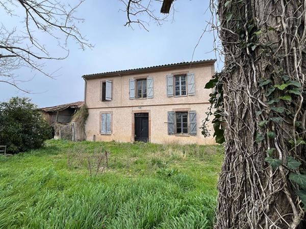 Ancienne bâtisse avec jardin située au centre de Bessières !