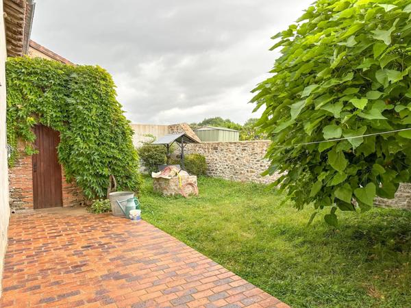 Propriété avec grande grange, et de beaux jardins
