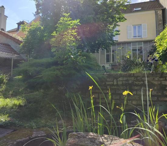 Vente                                                      Maison
                        
                     6 pièces                      180 m2                     à Melun