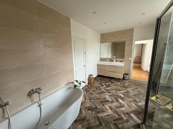 Vente                                                      Maison
                        
                     6 pièces                      180 m2                     à Melun