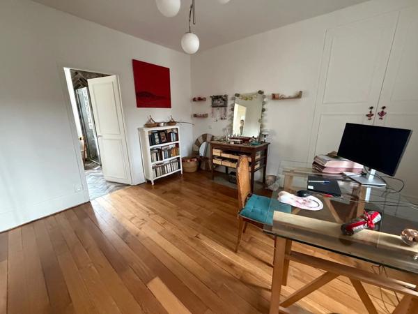 Vente                                                      Maison
                        
                     6 pièces                      180 m2                     à Melun