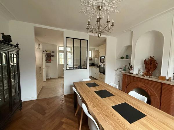 Vente                                                      Maison
                        
                     6 pièces                      180 m2                     à Melun