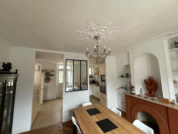 Vente                                                      Maison
                        
                     6 pièces                      180 m2                     à Melun
