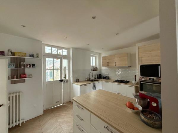Vente                                                      Maison
                        
                     6 pièces                      180 m2                     à Melun