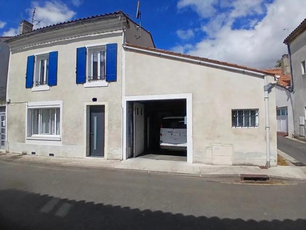 Maison de ville idéalement située de 3 chambres avec garage