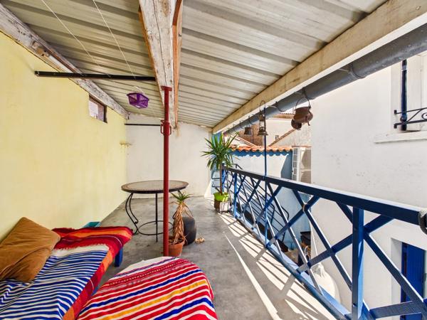 Maison de ville idéalement située de 3 chambres avec garage