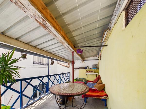 Maison de ville idéalement située de 3 chambres avec garage