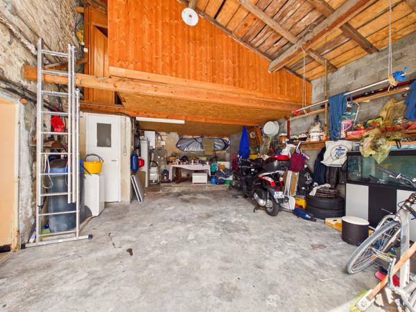 Maison de ville idéalement située de 3 chambres avec garage