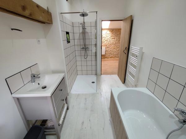 Charmante maison de village de 3 chambres avec une maison d'amis d'une chambre