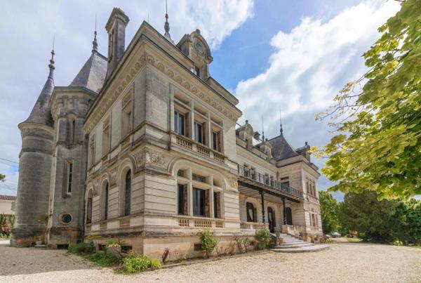 Magnifique château du 19ème siècle au cœur des vignes de Cognac