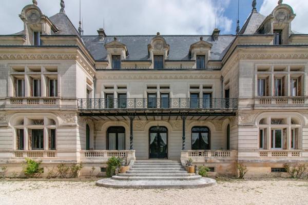 Magnifique château du 19ème siècle au cœur des vignes de Cognac
