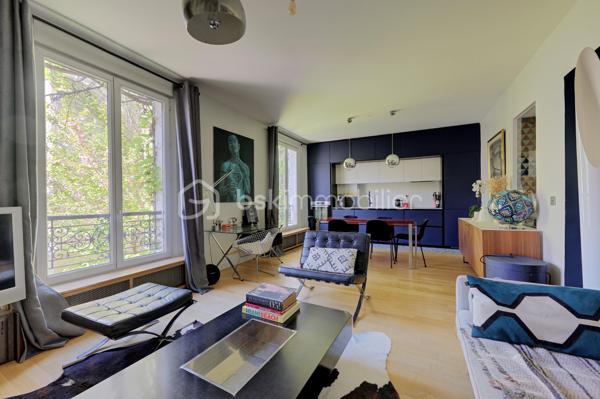 Situé rue Notre-Dame-des-Champs, au cœur de l’un des quartiers les plus recherchés de la rive gauche, cet appartement de 72,53 m² se trouve au 2ᵉ étage par escalier d’un bel immeuble ancien avec gardien, au sein d’une copropriété arborée particulièrement calme.

Donnant entièrement sur une agréable cour intérieure arborée, l’appartement bénéficie d’un environnement particulièrement calme, verdoyant et sécurisé, très recherché par les familles. Il profite également d’un emplacement privilégié, à proximité immédiate du Jardin du Luxembourg, des commerces de quartier et de nombreux établissements scolaires parmi les plus réputés de Paris, tels que le lycée Montaigne, le collège et lycée Stanislas, l’École Alsacienne, ainsi que les prestigieux lycées Henri-IV, Louis-le-Grand, Fénelon et Saint-Louis, tous accessibles facilement depuis l’appartement.

Rénové avec soin en 2021, l’appartement se présente aujourd’hui en excellent état et offre un plan fonctionnel et optimisé, idéal pour la vie quotidienne.
Il comprend une agréable pièce de vie lumineuse orientée ouest / sud-ouest, avec salon et salle à manger ouverts sur une cuisine entièrement aménagée et équipée.
La partie nuit propose trois chambres, permettant d’accueillir confortablement une famille, ou selon les besoins deux chambres et un bureau pour le télétravail.
L’appartement dispose également d’une salle d’eau ainsi que de toilettes séparées, apportant un confort supplémentaire au quotidien.

Calme, lumineux et facile à vivre, ce bien constitue une opportunité rare pour une famille souhaitant s’installer dans le 6ᵉ arrondissement, à proximité des écoles et des espaces verts.

La copropriété est bien entretenue et dispose d’un gardien.

DPE : D – GES : C

Transport publique: Notre-Dame-des-Champs (ligne 12) , Vavin (ligne 4), Luxembourg (RER B)

Un appartement particulièrement agréable à vivre dans un secteur recherché de la rive gauche.