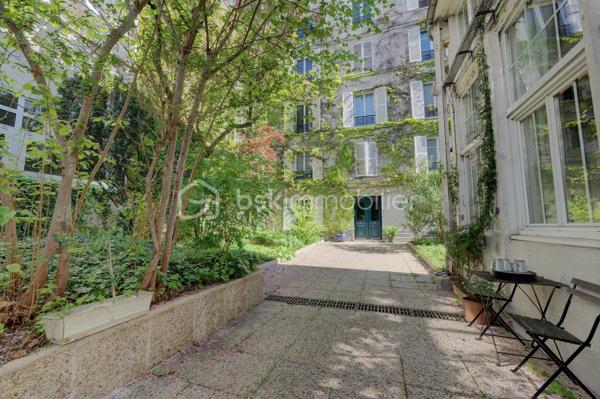 Situé rue Notre-Dame-des-Champs, au cœur de l’un des quartiers les plus recherchés de la rive gauche, cet appartement de 72,53 m² se trouve au 2ᵉ étage par escalier d’un bel immeuble ancien avec gardien, au sein d’une copropriété arborée particulièrement calme.

Donnant entièrement sur une agréable cour intérieure arborée, l’appartement bénéficie d’un environnement particulièrement calme, verdoyant et sécurisé, très recherché par les familles. Il profite également d’un emplacement privilégié, à proximité immédiate du Jardin du Luxembourg, des commerces de quartier et de nombreux établissements scolaires parmi les plus réputés de Paris, tels que le lycée Montaigne, le collège et lycée Stanislas, l’École Alsacienne, ainsi que les prestigieux lycées Henri-IV, Louis-le-Grand, Fénelon et Saint-Louis, tous accessibles facilement depuis l’appartement.

Rénové avec soin en 2021, l’appartement se présente aujourd’hui en excellent état et offre un plan fonctionnel et optimisé, idéal pour la vie quotidienne.
Il comprend une agréable pièce de vie lumineuse orientée ouest / sud-ouest, avec salon et salle à manger ouverts sur une cuisine entièrement aménagée et équipée.
La partie nuit propose trois chambres, permettant d’accueillir confortablement une famille, ou selon les besoins deux chambres et un bureau pour le télétravail.
L’appartement dispose également d’une salle d’eau ainsi que de toilettes séparées, apportant un confort supplémentaire au quotidien.

Calme, lumineux et facile à vivre, ce bien constitue une opportunité rare pour une famille souhaitant s’installer dans le 6ᵉ arrondissement, à proximité des écoles et des espaces verts.

La copropriété est bien entretenue et dispose d’un gardien.

DPE : D – GES : C

Transport publique: Notre-Dame-des-Champs (ligne 12) , Vavin (ligne 4), Luxembourg (RER B)

Un appartement particulièrement agréable à vivre dans un secteur recherché de la rive gauche.