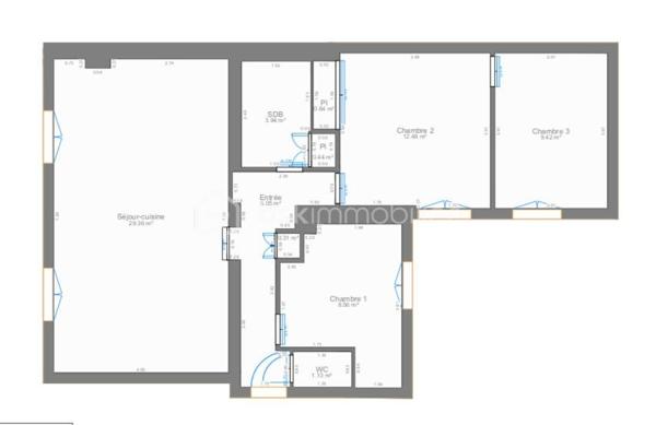 Situé rue Notre-Dame-des-Champs, au cœur de l’un des quartiers les plus recherchés de la rive gauche, cet appartement de 72,53 m² se trouve au 2ᵉ étage par escalier d’un bel immeuble ancien avec gardien, au sein d’une copropriété arborée particulièrement calme.

Donnant entièrement sur une agréable cour intérieure arborée, l’appartement bénéficie d’un environnement particulièrement calme, verdoyant et sécurisé, très recherché par les familles. Il profite également d’un emplacement privilégié, à proximité immédiate du Jardin du Luxembourg, des commerces de quartier et de nombreux établissements scolaires parmi les plus réputés de Paris, tels que le lycée Montaigne, le collège et lycée Stanislas, l’École Alsacienne, ainsi que les prestigieux lycées Henri-IV, Louis-le-Grand, Fénelon et Saint-Louis, tous accessibles facilement depuis l’appartement.

Rénové avec soin en 2021, l’appartement se présente aujourd’hui en excellent état et offre un plan fonctionnel et optimisé, idéal pour la vie quotidienne.
Il comprend une agréable pièce de vie lumineuse orientée ouest / sud-ouest, avec salon et salle à manger ouverts sur une cuisine entièrement aménagée et équipée.
La partie nuit propose trois chambres, permettant d’accueillir confortablement une famille, ou selon les besoins deux chambres et un bureau pour le télétravail.
L’appartement dispose également d’une salle d’eau ainsi que de toilettes séparées, apportant un confort supplémentaire au quotidien.

Calme, lumineux et facile à vivre, ce bien constitue une opportunité rare pour une famille souhaitant s’installer dans le 6ᵉ arrondissement, à proximité des écoles et des espaces verts.

La copropriété est bien entretenue et dispose d’un gardien.

DPE : D – GES : C

Transport publique: Notre-Dame-des-Champs (ligne 12) , Vavin (ligne 4), Luxembourg (RER B)

Un appartement particulièrement agréable à vivre dans un secteur recherché de la rive gauche.