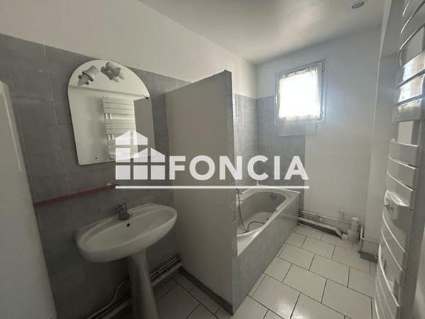 Location Appartement 3 pièces 55 m² - 10 PLACE DE LA LIBERTE Pierrevert 04860