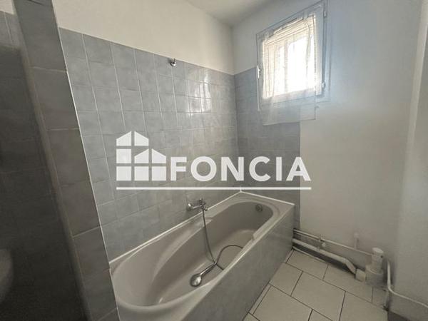 Location Appartement 3 pièces 55 m² - 10 PLACE DE LA LIBERTE Pierrevert 04860