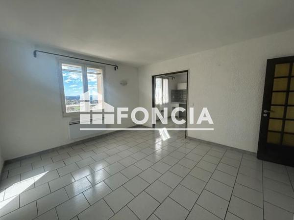 Location Appartement 3 pièces 55 m² - 10 PLACE DE LA LIBERTE Pierrevert 04860