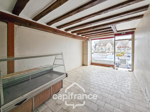 BOULLERET (18) – Immeuble de rapport avec commerces et logement loué