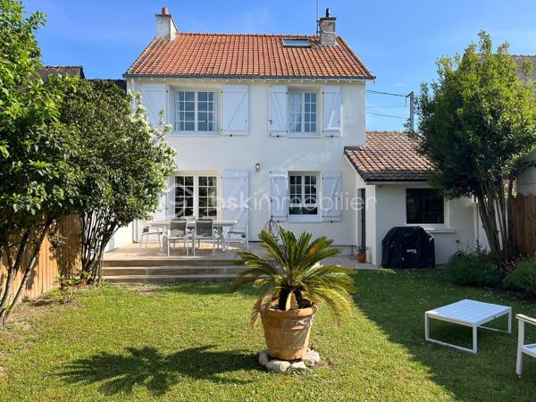 Vous serez sous le charme de cette magnifique maison, entièrement rénovée, proche commerces, plage et gare, comprenant:
Entrée, grand séjour traversant avec cuisine ouverte, WC et arrière cuisine.
Un très bel escalier mène à l'étage: palier, 3 chambres, salle d'eau avec WC.
Au 2ème étage: mezzanine et chambre.
Très beau jardin clos.
Garage et abri de jardin.