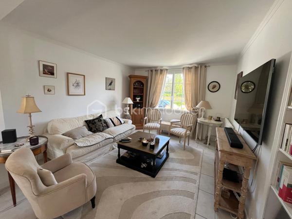 Vous serez sous le charme de cette magnifique maison, entièrement rénovée, proche commerces, plage et gare, comprenant:
Entrée, grand séjour traversant avec cuisine ouverte, WC et arrière cuisine.
Un très bel escalier mène à l'étage: palier, 3 chambres, salle d'eau avec WC.
Au 2ème étage: mezzanine et chambre.
Très beau jardin clos.
Garage et abri de jardin.