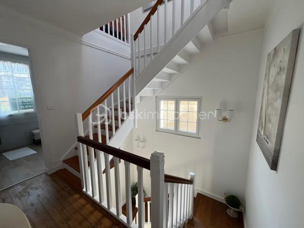 Vous serez sous le charme de cette magnifique maison, entièrement rénovée, proche commerces, plage et gare, comprenant:
Entrée, grand séjour traversant avec cuisine ouverte, WC et arrière cuisine.
Un très bel escalier mène à l'étage: palier, 3 chambres, salle d'eau avec WC.
Au 2ème étage: mezzanine et chambre.
Très beau jardin clos.
Garage et abri de jardin.