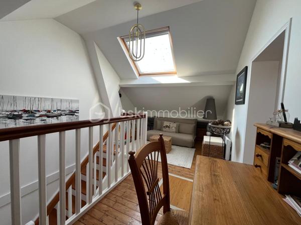 Vous serez sous le charme de cette magnifique maison, entièrement rénovée, proche commerces, plage et gare, comprenant:
Entrée, grand séjour traversant avec cuisine ouverte, WC et arrière cuisine.
Un très bel escalier mène à l'étage: palier, 3 chambres, salle d'eau avec WC.
Au 2ème étage: mezzanine et chambre.
Très beau jardin clos.
Garage et abri de jardin.