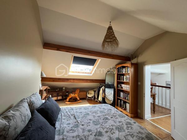 Vous serez sous le charme de cette magnifique maison, entièrement rénovée, proche commerces, plage et gare, comprenant:
Entrée, grand séjour traversant avec cuisine ouverte, WC et arrière cuisine.
Un très bel escalier mène à l'étage: palier, 3 chambres, salle d'eau avec WC.
Au 2ème étage: mezzanine et chambre.
Très beau jardin clos.
Garage et abri de jardin.