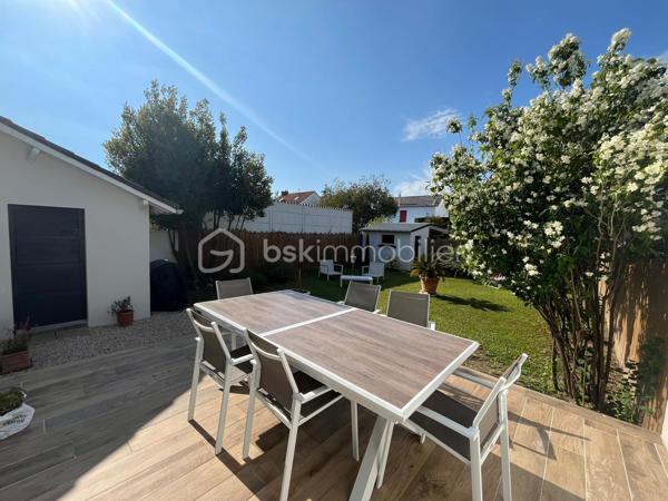 Vous serez sous le charme de cette magnifique maison, entièrement rénovée, proche commerces, plage et gare, comprenant:
Entrée, grand séjour traversant avec cuisine ouverte, WC et arrière cuisine.
Un très bel escalier mène à l'étage: palier, 3 chambres, salle d'eau avec WC.
Au 2ème étage: mezzanine et chambre.
Très beau jardin clos.
Garage et abri de jardin.