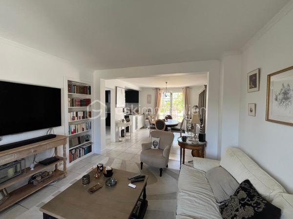 Vous serez sous le charme de cette magnifique maison, entièrement rénovée, proche commerces, plage et gare, comprenant:
Entrée, grand séjour traversant avec cuisine ouverte, WC et arrière cuisine.
Un très bel escalier mène à l'étage: palier, 3 chambres, salle d'eau avec WC.
Au 2ème étage: mezzanine et chambre.
Très beau jardin clos.
Garage et abri de jardin.