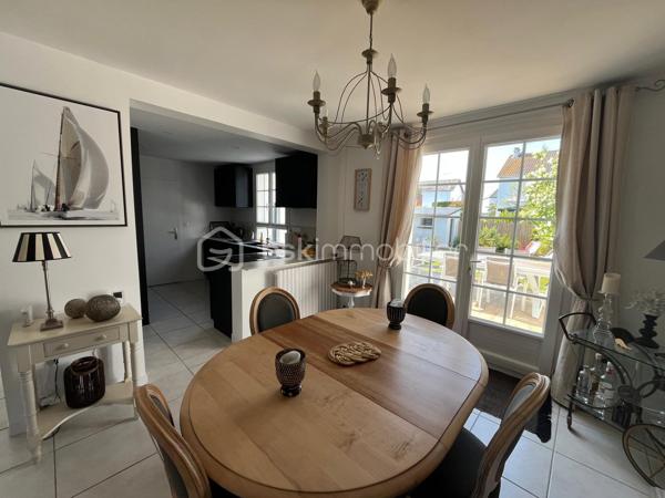 Vous serez sous le charme de cette magnifique maison, entièrement rénovée, proche commerces, plage et gare, comprenant:
Entrée, grand séjour traversant avec cuisine ouverte, WC et arrière cuisine.
Un très bel escalier mène à l'étage: palier, 3 chambres, salle d'eau avec WC.
Au 2ème étage: mezzanine et chambre.
Très beau jardin clos.
Garage et abri de jardin.