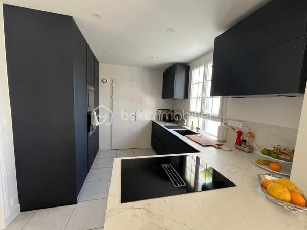 Vous serez sous le charme de cette magnifique maison, entièrement rénovée, proche commerces, plage et gare, comprenant:
Entrée, grand séjour traversant avec cuisine ouverte, WC et arrière cuisine.
Un très bel escalier mène à l'étage: palier, 3 chambres, salle d'eau avec WC.
Au 2ème étage: mezzanine et chambre.
Très beau jardin clos.
Garage et abri de jardin.