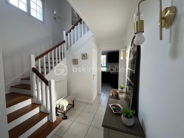 Vous serez sous le charme de cette magnifique maison, entièrement rénovée, proche commerces, plage et gare, comprenant:
Entrée, grand séjour traversant avec cuisine ouverte, WC et arrière cuisine.
Un très bel escalier mène à l'étage: palier, 3 chambres, salle d'eau avec WC.
Au 2ème étage: mezzanine et chambre.
Très beau jardin clos.
Garage et abri de jardin.