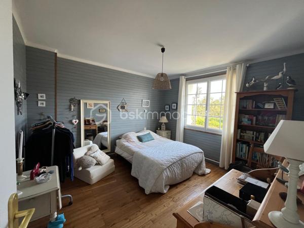 Vous serez sous le charme de cette magnifique maison, entièrement rénovée, proche commerces, plage et gare, comprenant:
Entrée, grand séjour traversant avec cuisine ouverte, WC et arrière cuisine.
Un très bel escalier mène à l'étage: palier, 3 chambres, salle d'eau avec WC.
Au 2ème étage: mezzanine et chambre.
Très beau jardin clos.
Garage et abri de jardin.