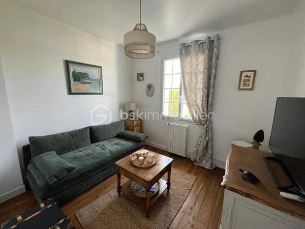 Vous serez sous le charme de cette magnifique maison, entièrement rénovée, proche commerces, plage et gare, comprenant:
Entrée, grand séjour traversant avec cuisine ouverte, WC et arrière cuisine.
Un très bel escalier mène à l'étage: palier, 3 chambres, salle d'eau avec WC.
Au 2ème étage: mezzanine et chambre.
Très beau jardin clos.
Garage et abri de jardin.