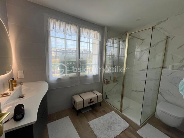 Vous serez sous le charme de cette magnifique maison, entièrement rénovée, proche commerces, plage et gare, comprenant:
Entrée, grand séjour traversant avec cuisine ouverte, WC et arrière cuisine.
Un très bel escalier mène à l'étage: palier, 3 chambres, salle d'eau avec WC.
Au 2ème étage: mezzanine et chambre.
Très beau jardin clos.
Garage et abri de jardin.