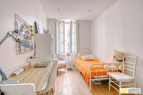 Versailles Notre Dame Place Hoche - Appartement 6 pièces 152.94m² au sol (150.69m² carrez) situé au premier étage €1 570 000 ** - Référence 27837