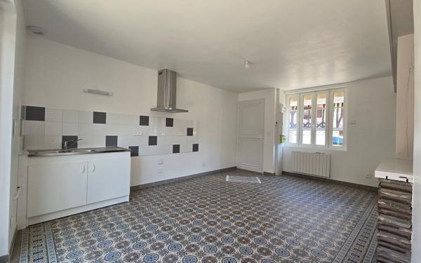 Maison à louer    2 pièces • 92 m2 Tourny
