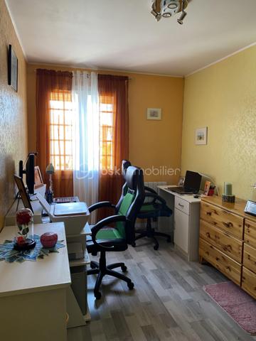 À seulement quelques minutes de Nogent-le-Roi et de la gare de Maintenon, découvrez cette maison familiale parfaitement entretenue offrant de beaux volumes et un cadre de vie agréable.

Édifiée sur un terrain clos de 590 m², cette maison lumineuse propose :

✨ Un vaste salon-séjour traversant baigné de lumière
✨ Une cuisine aménagée fonctionnelle
✨ 4 chambres confortables
✨ Une salle de bains avec double vasque
✨ WC indépendants

🔧 Un véritable atout : le sous-sol total aménagé de 80 m² comprenant :

✔ Grande cuisine d’été / espace réception de 20 m²
✔ Garage de 32 m²
✔ Atelier de 30 m²
✔ Nombreux espaces de rangement

🌿 À l’extérieur :

✔ Jardin clos et facile d’entretien
✔ Plusieurs espaces terrasse pour profiter des beaux jours
✔ Environnement calme et résidentiel

✅ Prestations confort :

Climatisation réversible
Double vitrage
Volets roulants électriques
Radiateurs à inertie
Maison très bien entretenue

📍 Situation idéale :

3 min de Nogent-le-Roi
12 min gare de Maintenon (Paris)
Écoles et commerces à proximité

Une maison fonctionnelle, chaleureuse et idéale pour une famille recherchant espace et tranquillité.

📞 À visiter sans tarder !