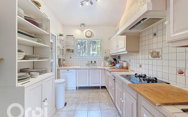 Maison à vendre    6 pièces •  Le Beausset