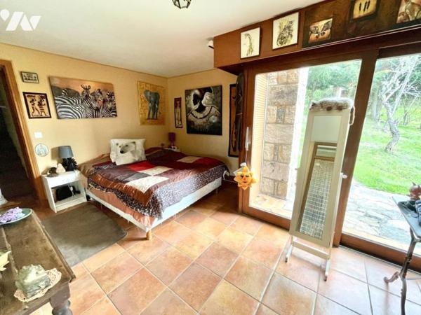 MAISON D'ARCHITECTE EN PIERRE SUR 5 HECTARES - SAINT ALBAN SUR LIMAGNOLE (LOZERE)