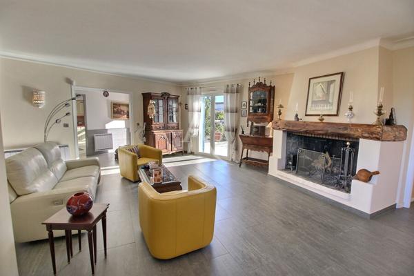 VILLA MÉDITERRANÉENNE DE 270 M² SUR TERRAIN DE 3100 M² DIVISIBLE