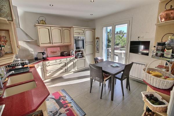 VILLA MÉDITERRANÉENNE DE 270 M² SUR TERRAIN DE 3100 M² DIVISIBLE