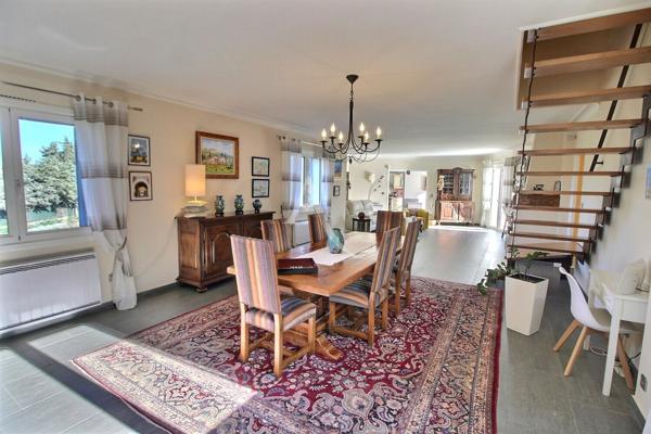 VILLA MÉDITERRANÉENNE DE 270 M² SUR TERRAIN DE 3100 M² DIVISIBLE