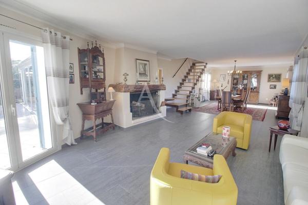 VILLA MÉDITERRANÉENNE DE 270 M² SUR TERRAIN DE 3100 M² DIVISIBLE