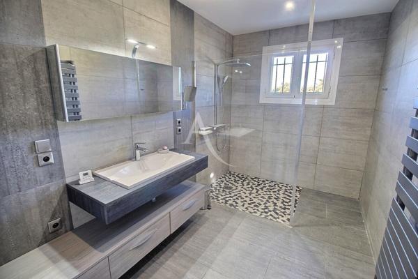 VILLA MÉDITERRANÉENNE DE 270 M² SUR TERRAIN DE 3100 M² DIVISIBLE