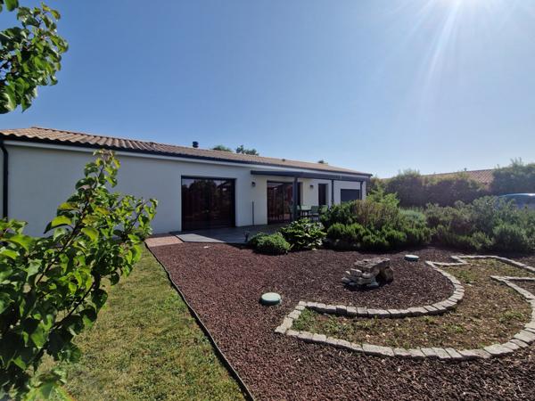 Forges (17290) Maison contemporaine de plain pied en exclusivité sur la commune de Forges