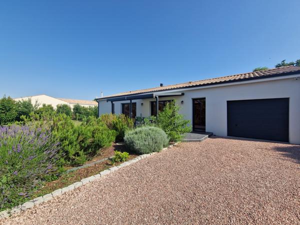 Forges (17290) Maison contemporaine de plain pied en exclusivité sur la commune de Forges