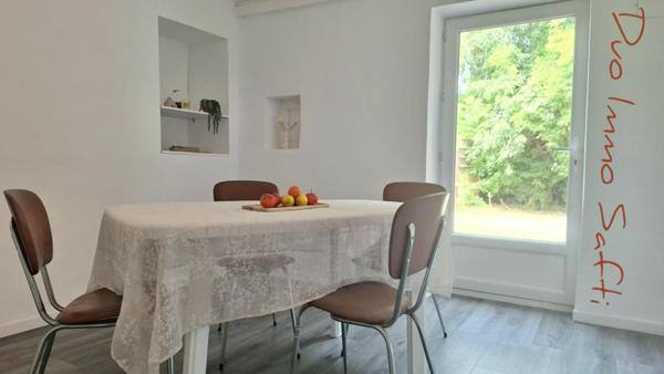 Maison rénovée - 3 chambres - jardinet, terrasse et parkings