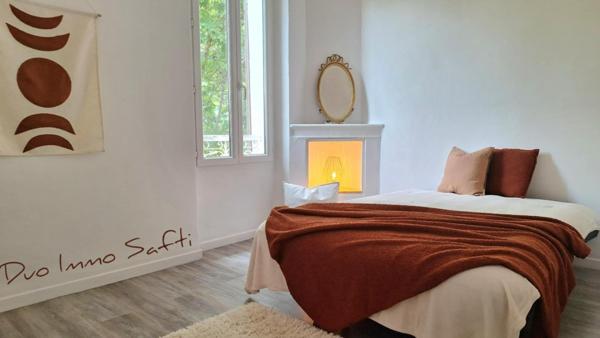 Maison rénovée - 3 chambres - jardinet, terrasse et parkings