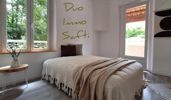 Maison rénovée - 3 chambres - jardinet, terrasse et parkings